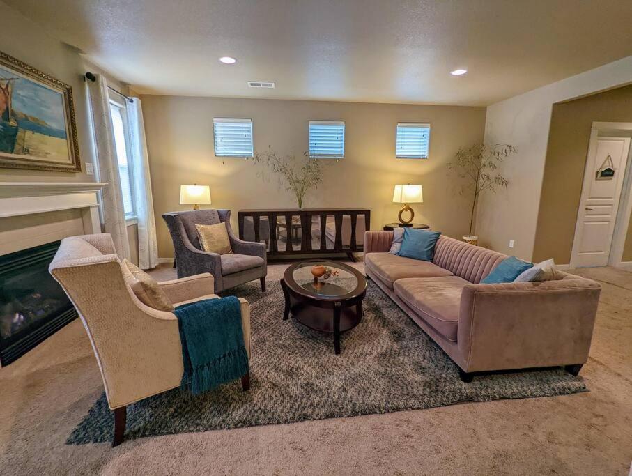 Spacious 3-Bedroom Home With Outdoor Space 尤金 外观 照片