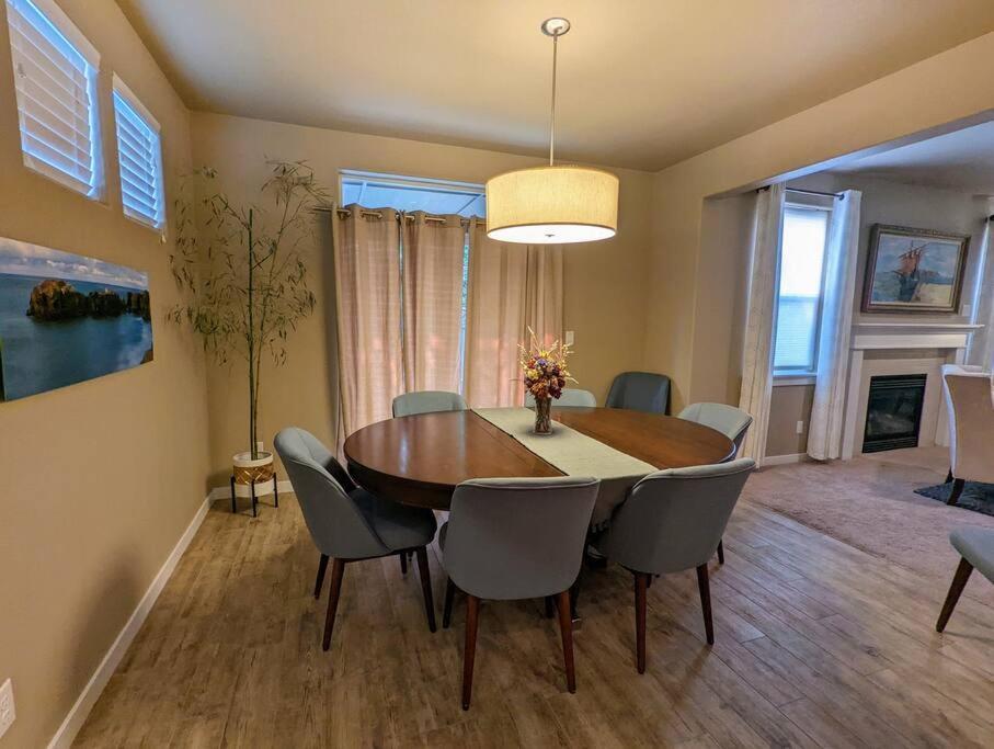 Spacious 3-Bedroom Home With Outdoor Space 尤金 外观 照片
